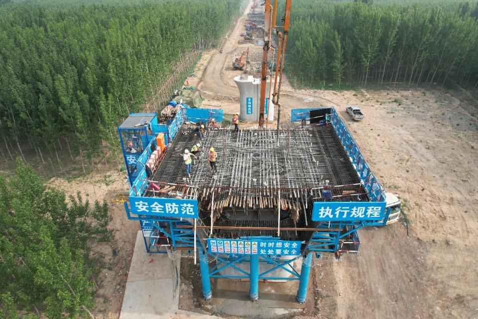 济滨高铁全线首个连续梁0号块完成浇筑 | 极目新闻
