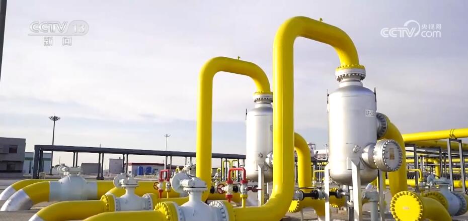 在国家管网陕京管道系统生产调度中心,值班工程师正在认真监控输气