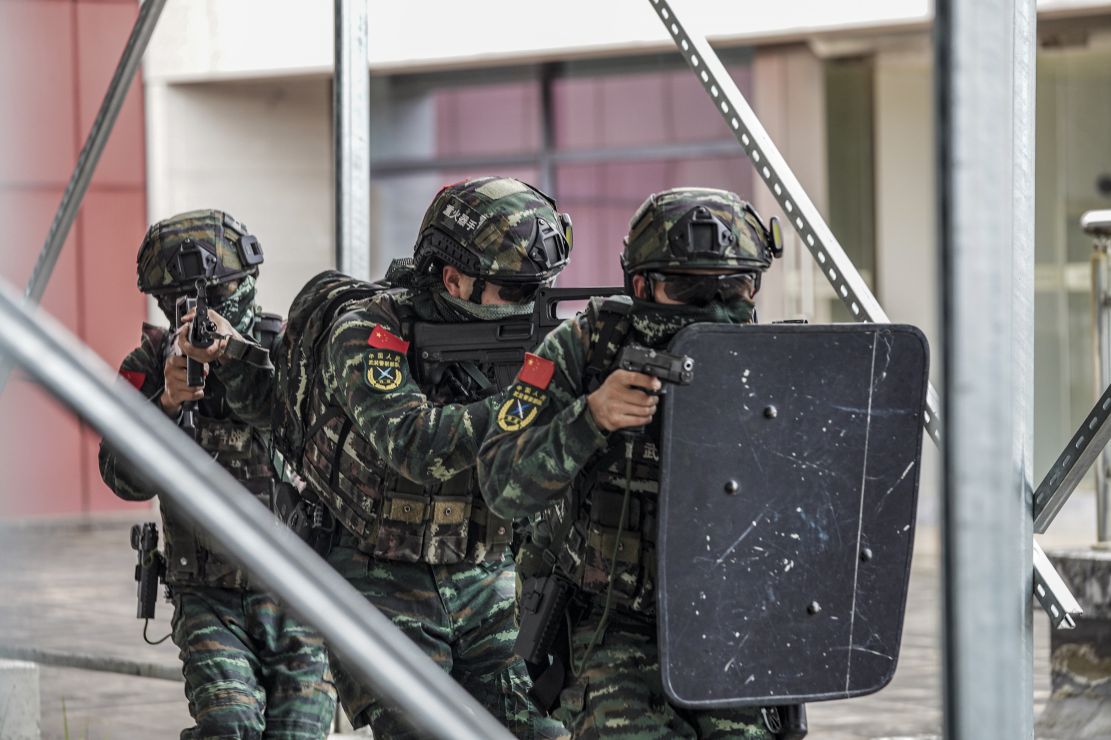 利刃出鞘!直击武警官兵城市"反恐"演练现场 | 极目新闻