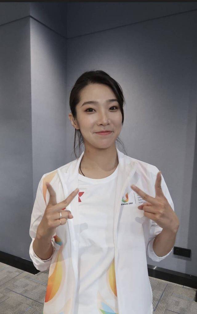 失聪舞者张天骄在家乡传递成都大运会火炬:"想用舞蹈为运动员们加油