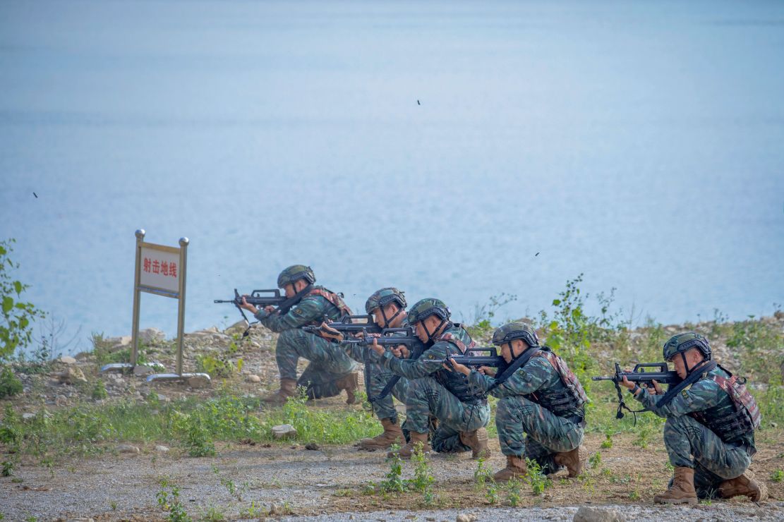 瞄准战场!武警官兵多地域实弹射击 