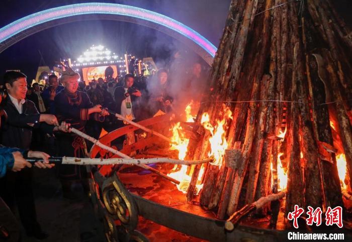 鄂伦春族篝火节图片图片