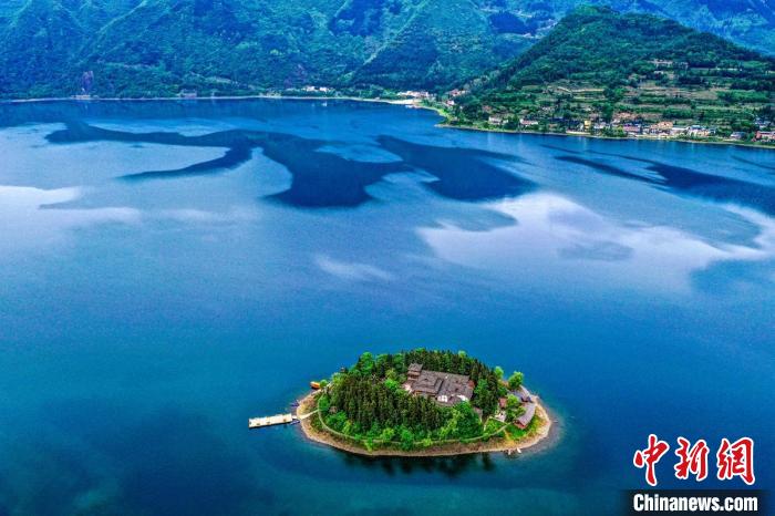 雷波马湖"金龟戏水". 杨建 摄