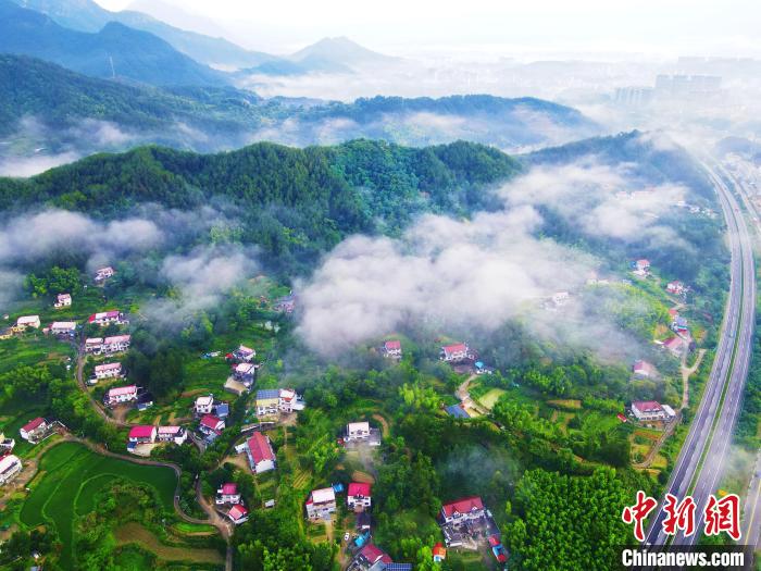 在安徽省安庆市岳西县天堂镇,苍翠的青山,错落有致的民居,通村达户的