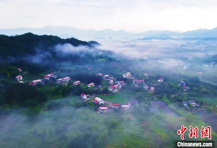 在安徽省安庆市岳西县天堂镇,苍翠的青山,错落有致的民居,通村达户的