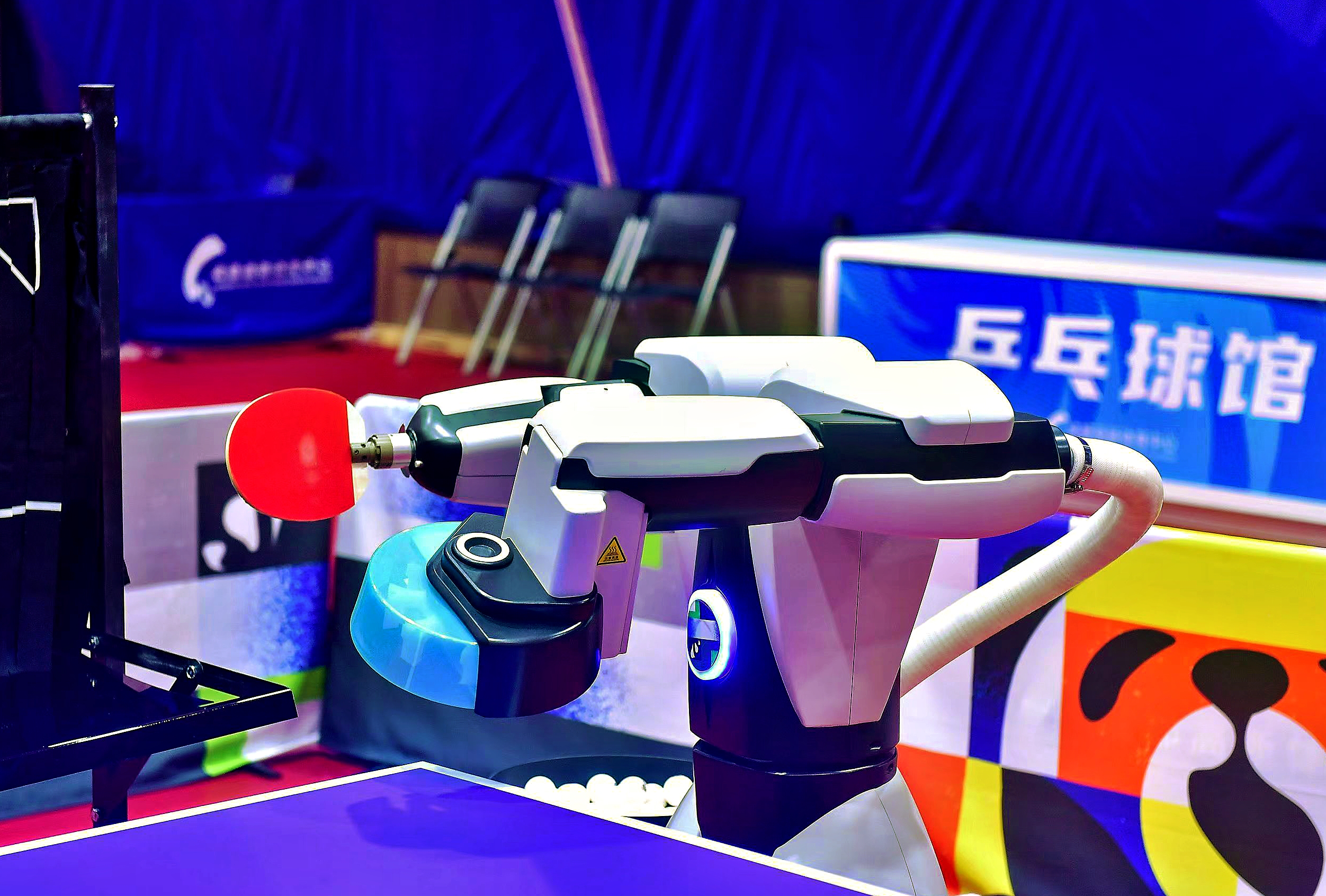 大运会前看成都乒乓球机器人为大运会运动员陪练