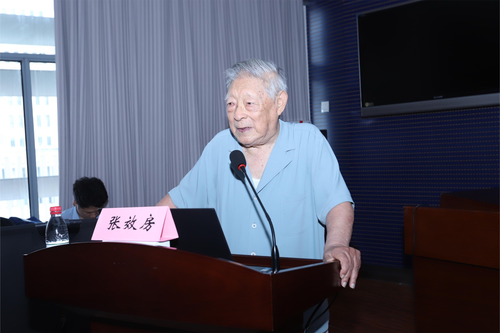 103岁眼科泰斗对话青年学生：要培养年轻人，让年轻人远远超过自己！ | 极目新闻
