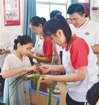 乡村来了群"大朋友"支教点亮暑假生活 | 极目新闻