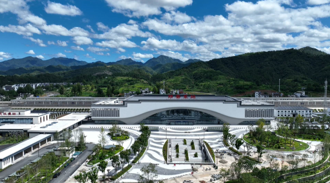 黟县东站进入扫尾阶段 9月中旬将达到竣工验收条件 | 极目新闻