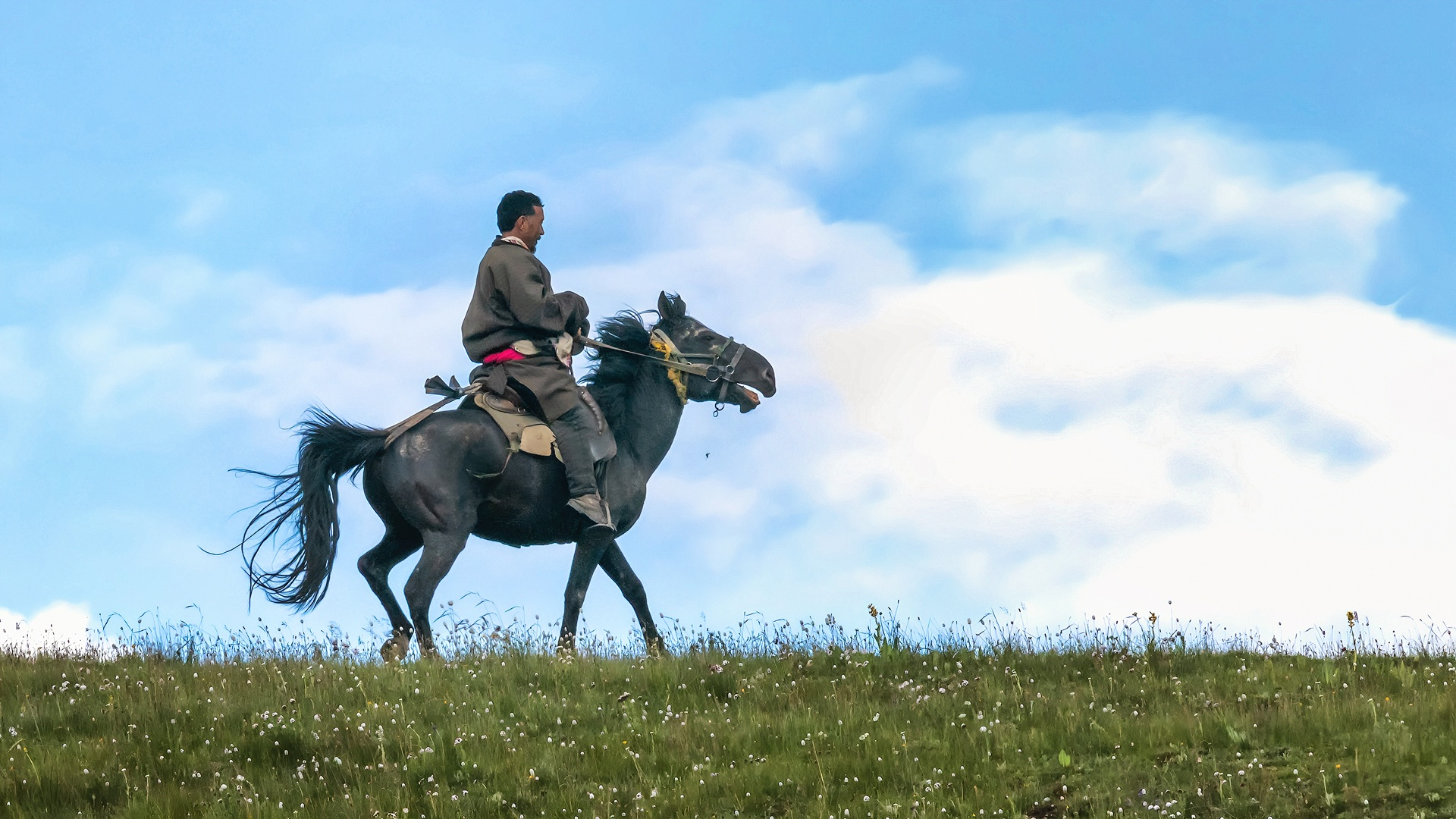 我们举行赛马节,是为了纪念格萨尔王.