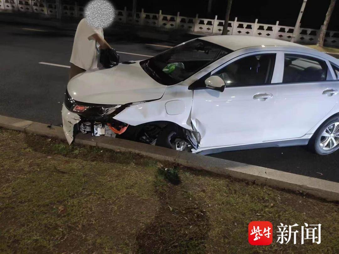 司机疲劳驾驶犯困方向偏离，撞上隔离带车辆左侧面目全非 | 极目新闻