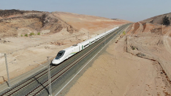 世界首条时速超过360公里的沙漠高速铁路实现从走出去到融进去