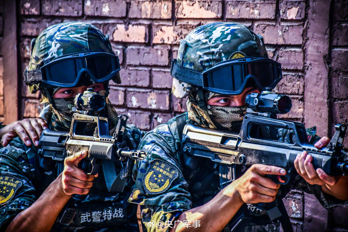 "沉浸式"感受武警特战队员战术训练 | 极目新闻