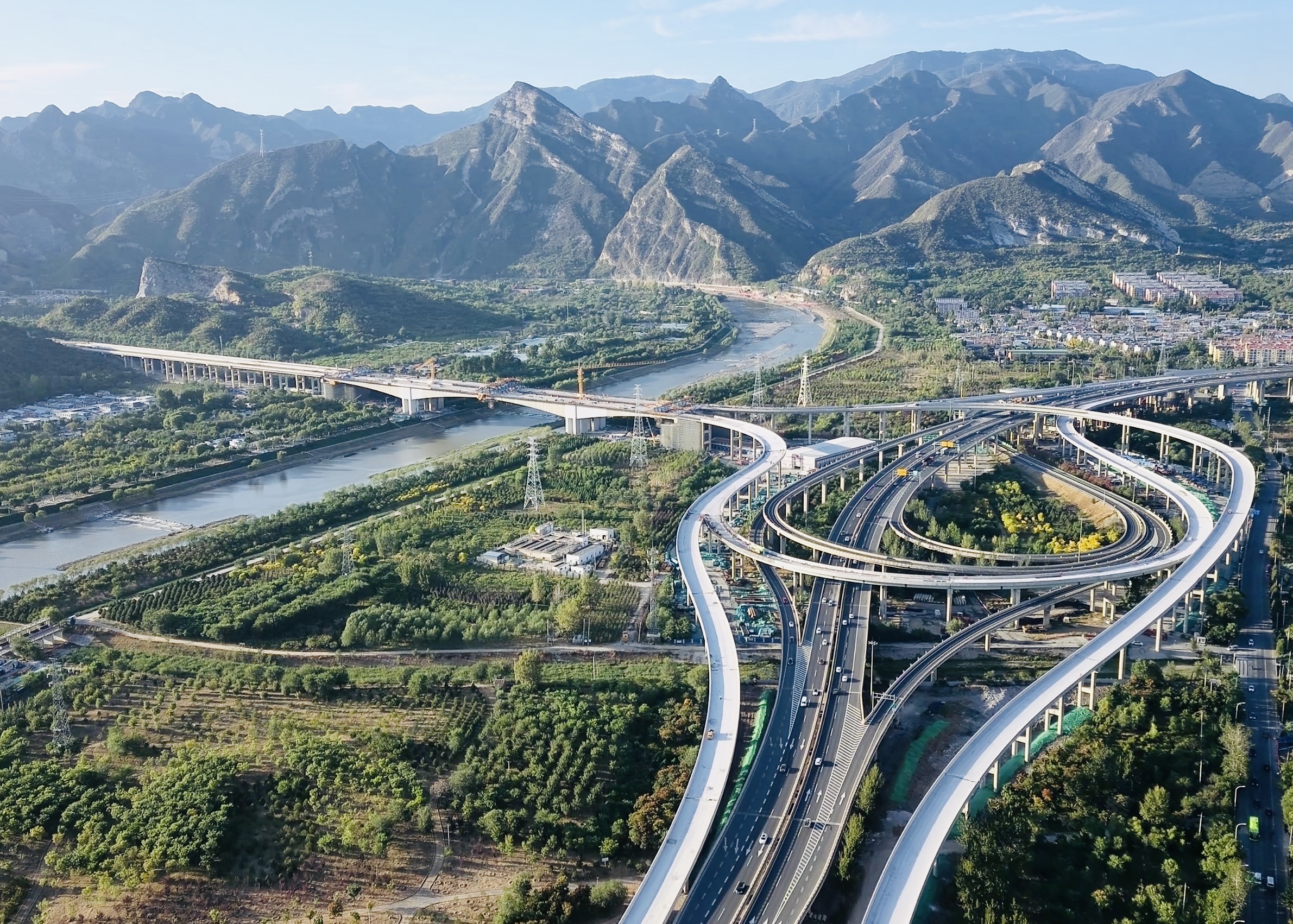 10月19日,历经938个昼夜的鏖战,由中国中铁国道109高速公路总承包部一