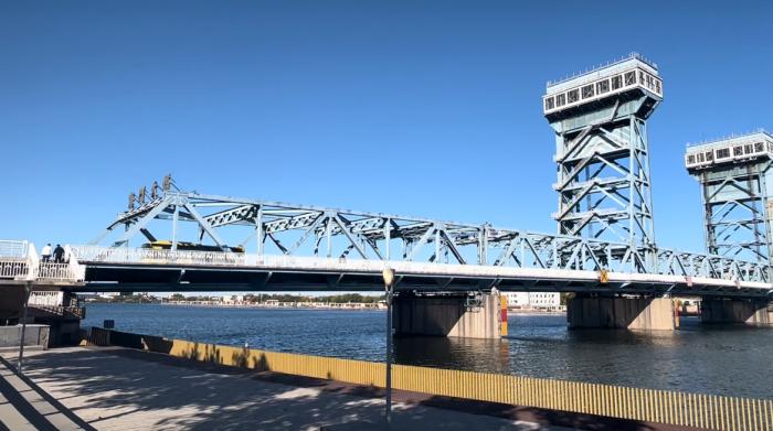 天津滨海新区的海门大桥.(记者 程子倬 摄)