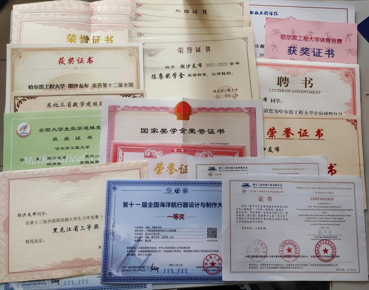 期沙友布获得的荣誉证书大学4年,期沙友布通过各种勤工助学减轻家里
