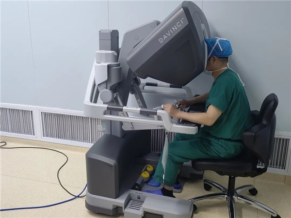 达芬奇sp单孔手术机器人完成经口咽喉部良恶性病变手术 | 极目新闻