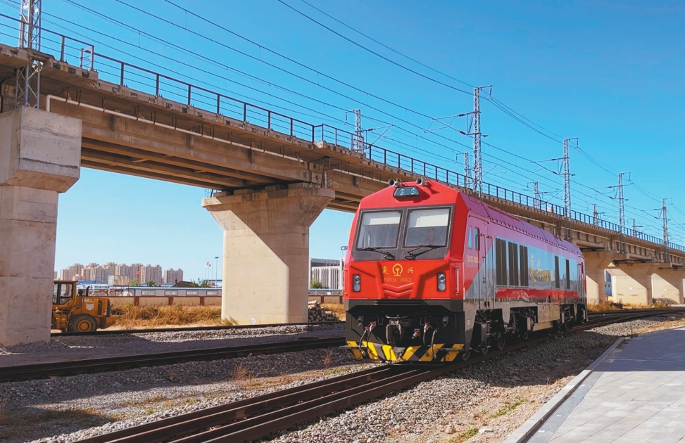 "复兴"号机车家族再添新成员 | 极目新闻