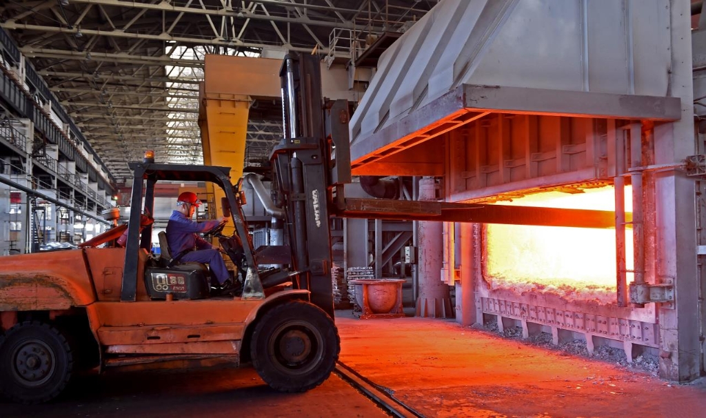 西南铝熔铸工人在铸造铝锭.西南铝供图