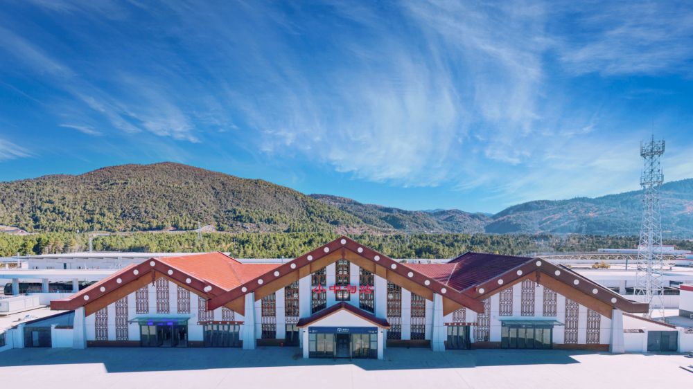 拉市海站位于丽江城西面10公里处的拉市坝中部,海拔2487米,站房外观