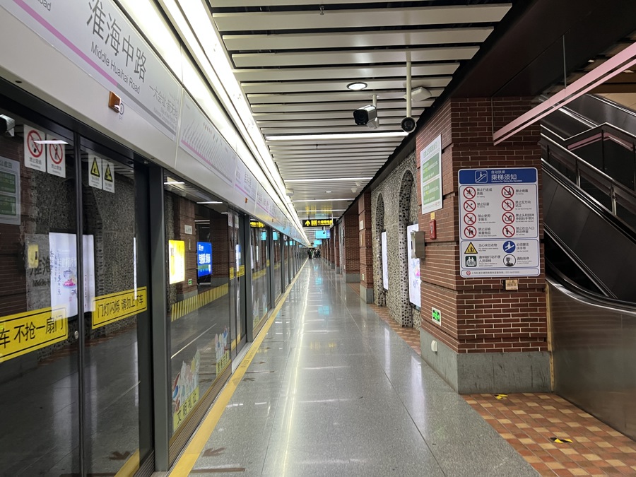 上海地铁站台长160多米却只摆4张椅子?媒体实地调查 | 极目新闻