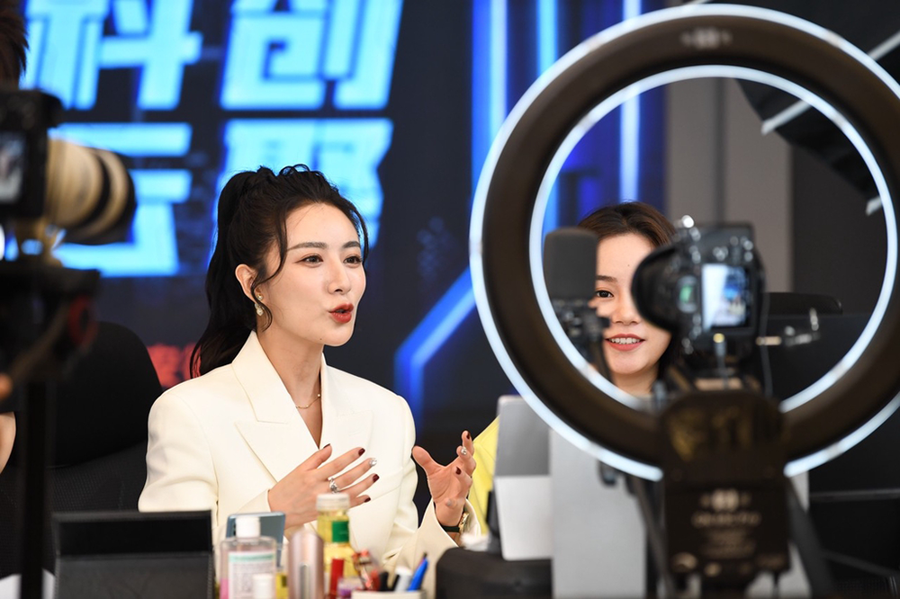 从董宇辉到东方小董超级带货主播的围城