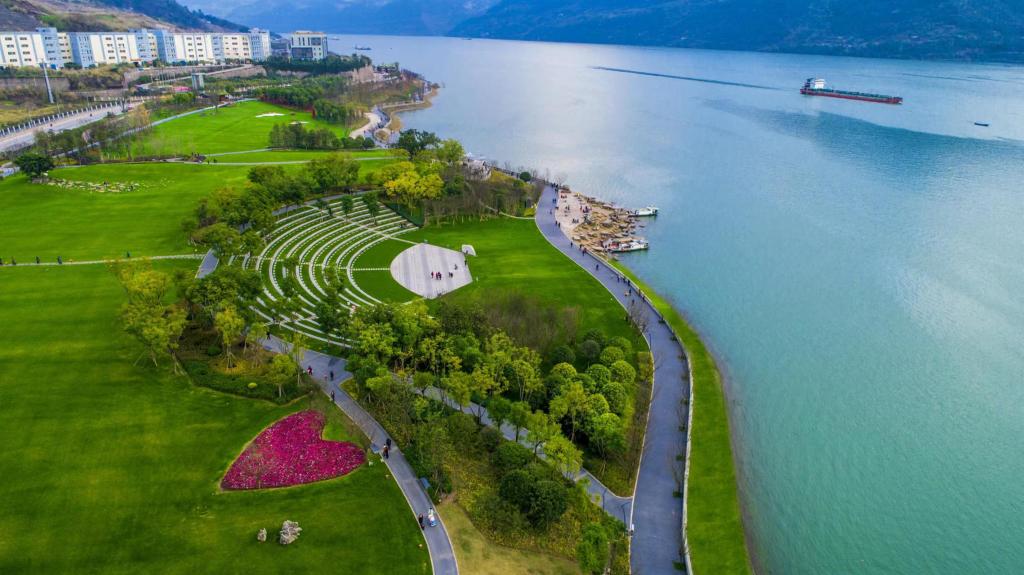 云阳环湖绿道月光草坪.重庆市生态环境局供图