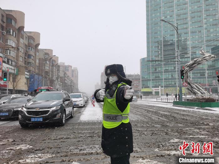 辽宁大连普降小到中雪 高速封闭海上客运停航 | 极目新闻