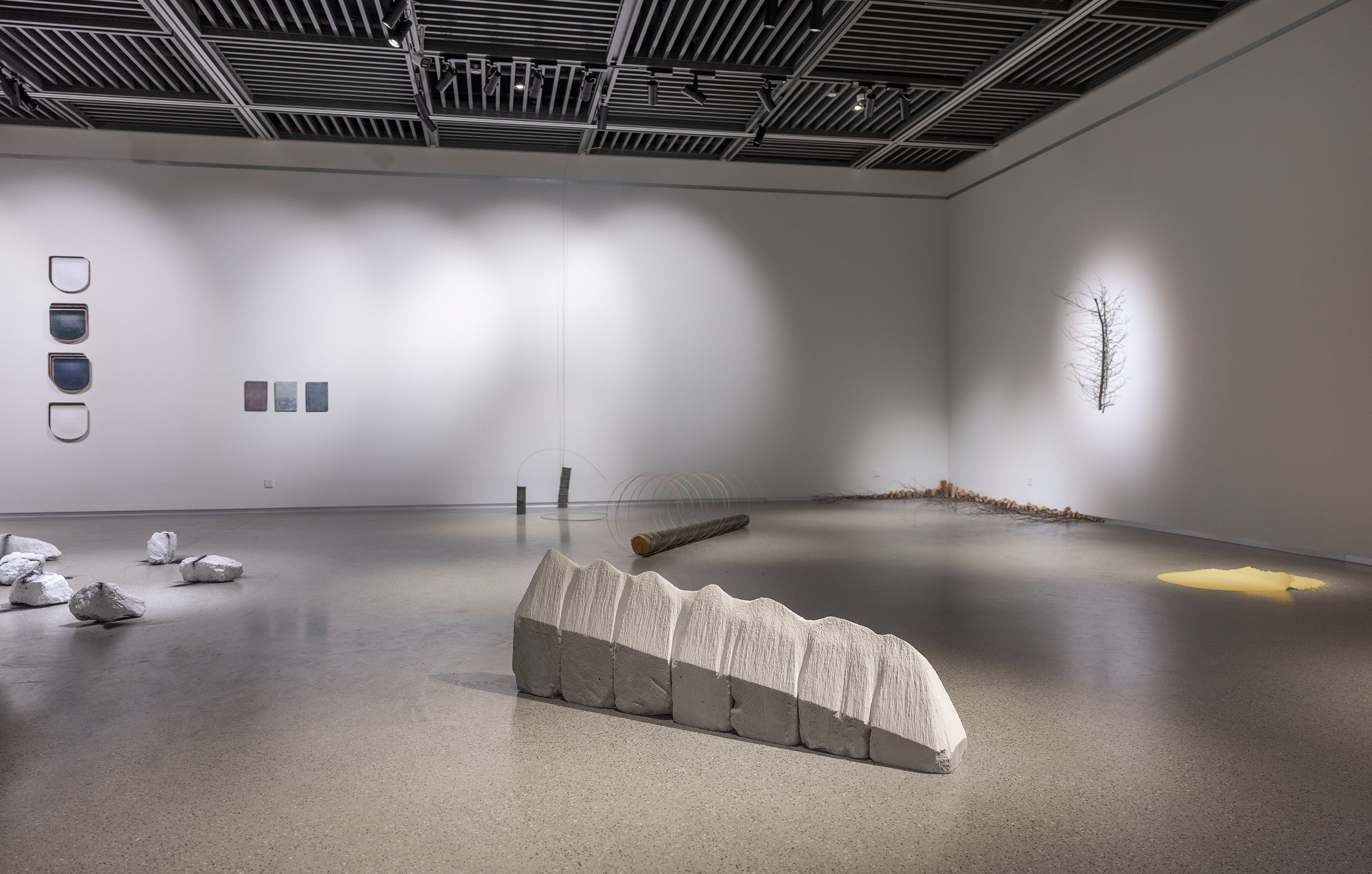 展览现场《黑火》是艺术家石冰以来自家乡煤矿的矿石作为材料的作品