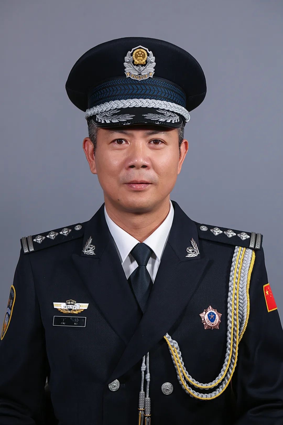 老两口家中灶台着火浓烟四起,司法警察挺身而出救人救火 | 极目新闻