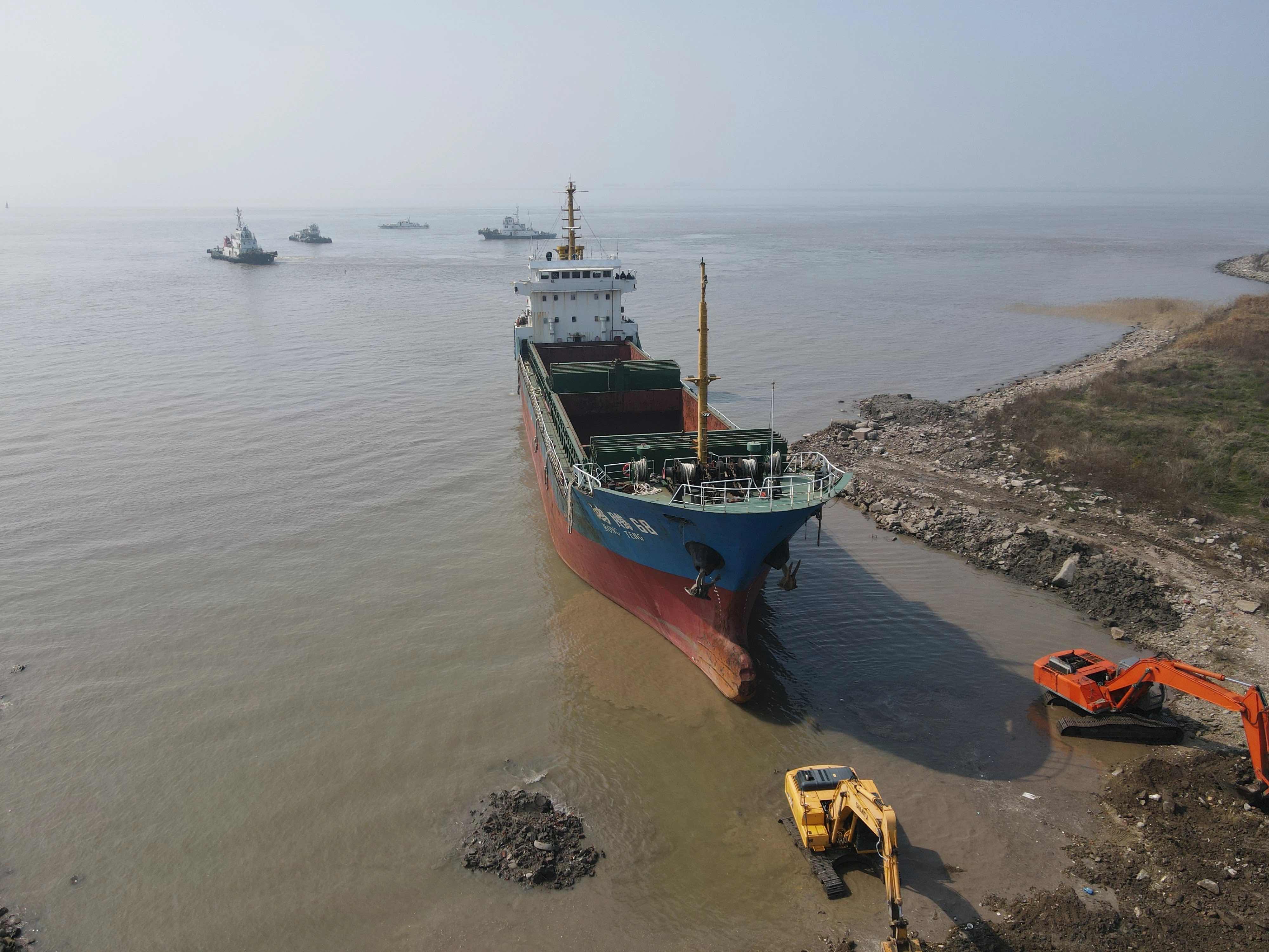 上海长兴岛废弃船只已被拖离,此前在网上走红有人攀船打卡 | 极目新闻