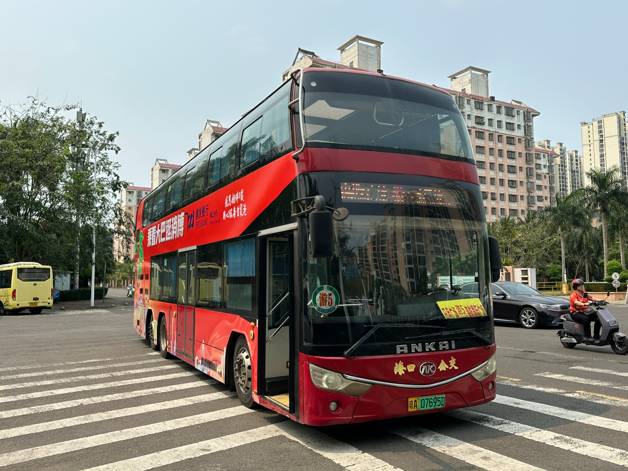 逛消博丨第四届消博会期间海口投入550辆公交车保障出行