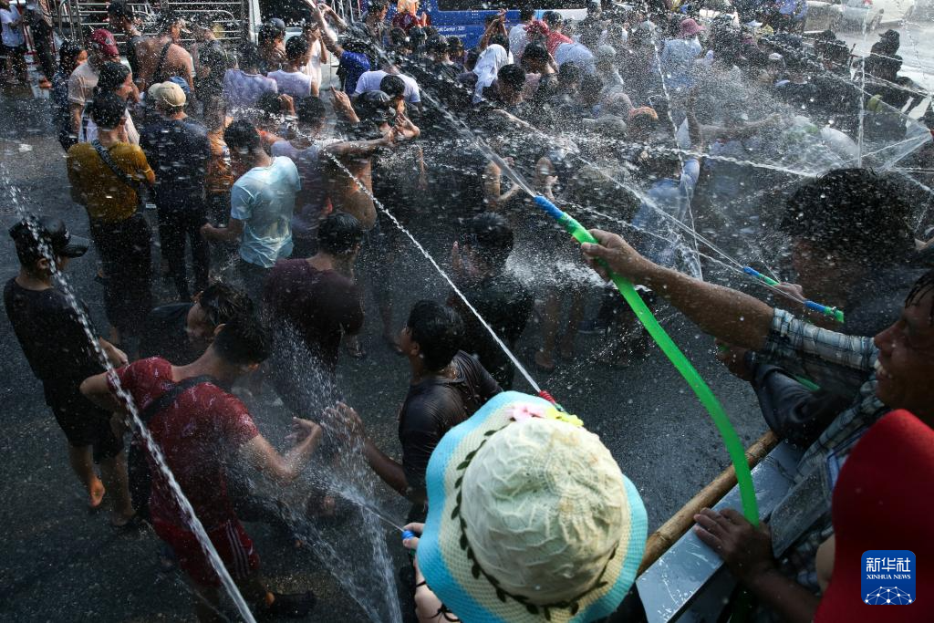缅甸欢庆泼水节