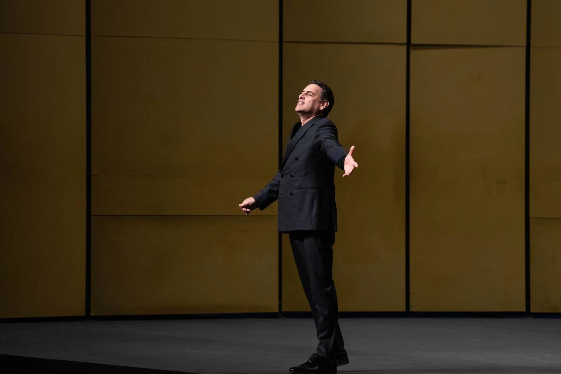 此起彼伏"我爱你"!男高音弗洛雷兹在上海独唱,收获满堂彩