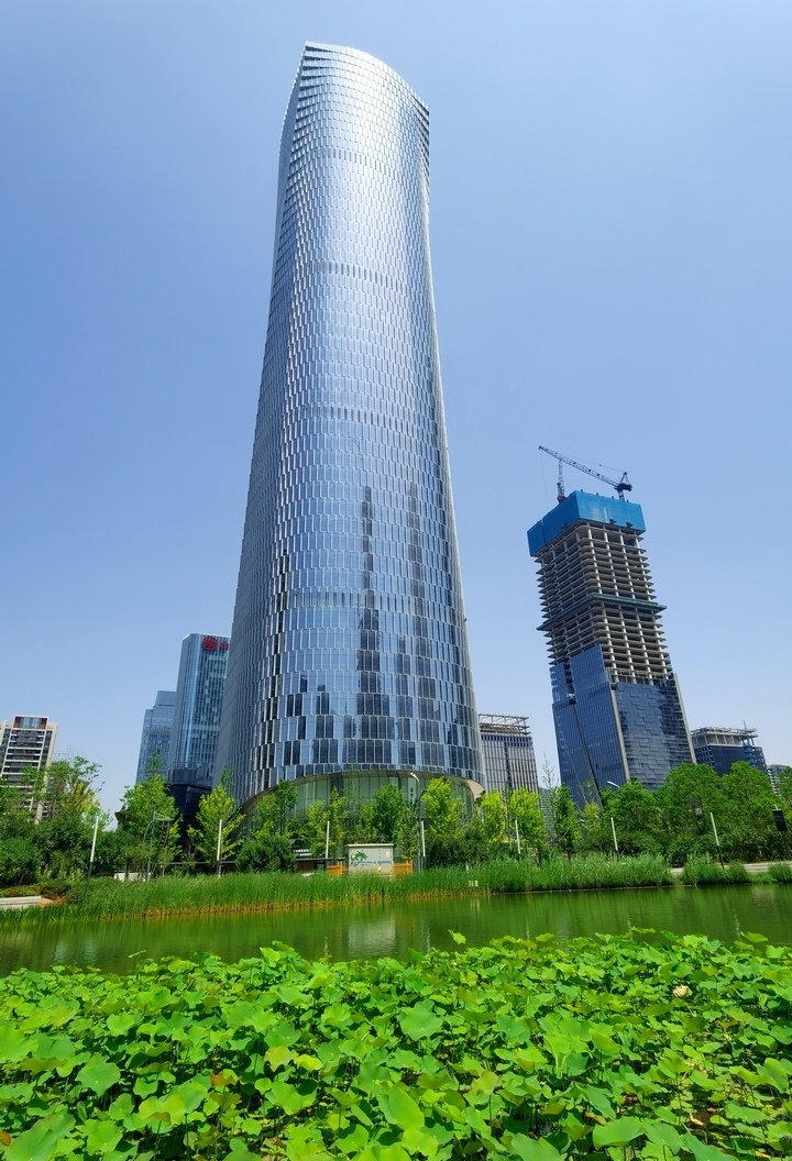 作为济南cbd核心区域的首个人工湖,荷花湖四周分布着五座代表性超高层