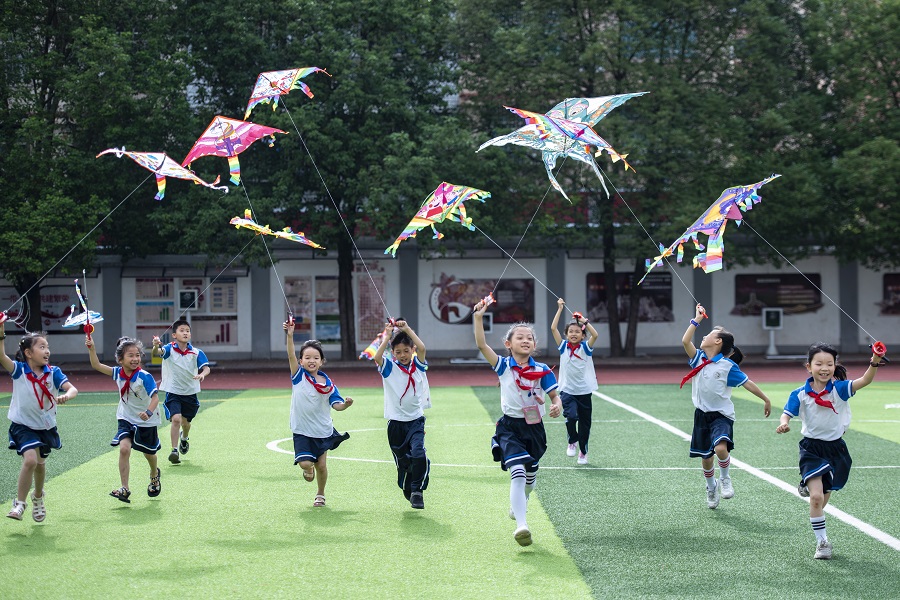 放风筝 迎"六一"
