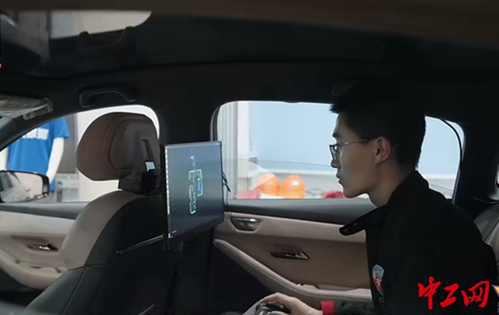 在汽车工程系实训车间内,21岁的大二学生姜宇航和团队成员几乎每天都"