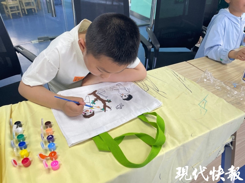 帆布包上DIY绘画，盐城10多名孩子传递环保理念 | 极目新闻