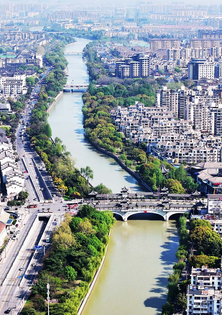 古运河穿扬州古城而过.