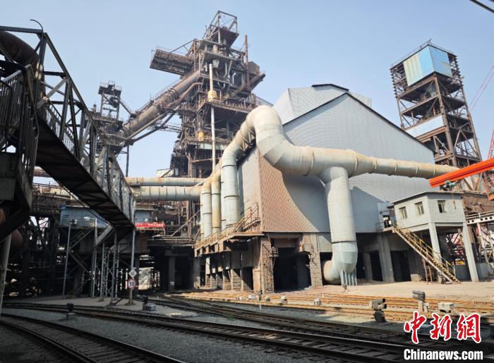 （铸牢共同体 中华一家亲）齐心协力建包钢：钢铁大军里的民族团结一家亲 | 极目新闻