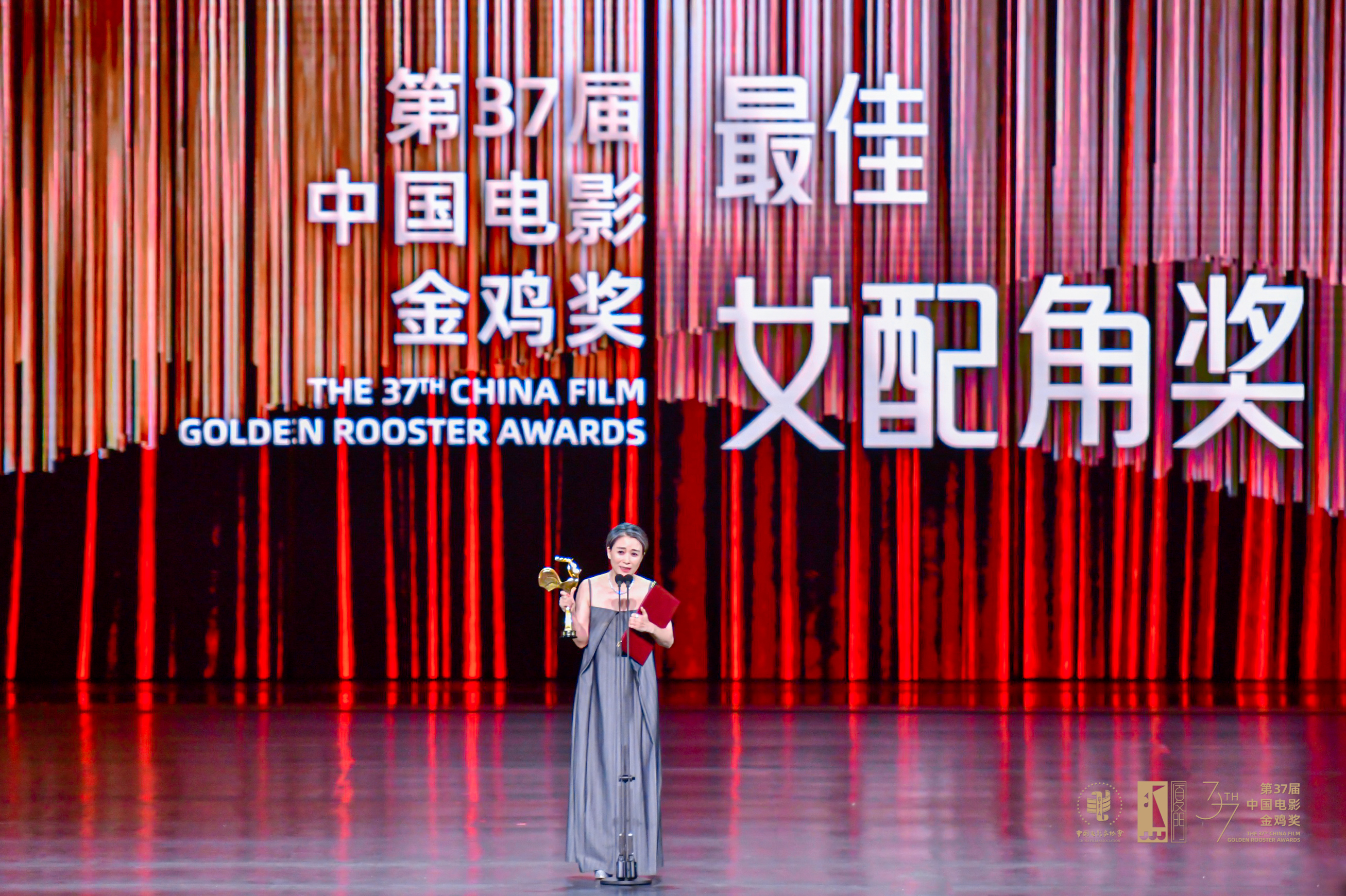 刘丹凭《乘船而去》获金鸡奖最佳女配角 | 极目新闻