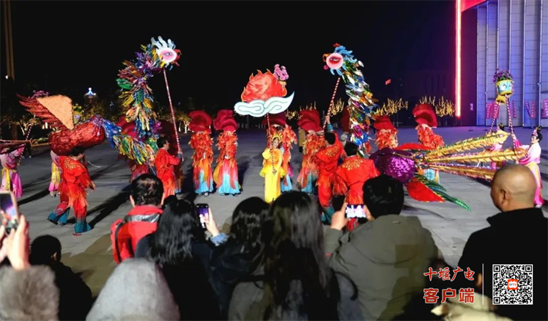 郧阳凤凰灯舞：巡游展演贺新春 非遗文化显魅力 | 极目新闻