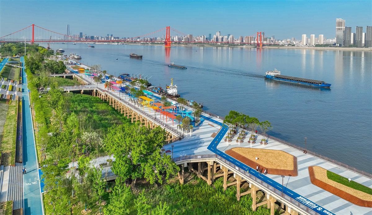 4月14日，俯瞰武汉杨泗港都市T台，水清岸美，船舶穿梭往来。杨泗港都市T台是武汉百里长江生态廊道重点项目之一，原先是废弃货运码头，经过设计、改造后，变身新潮时尚篮球场和临江公园，成为市民休闲娱乐的“水岸秀场”。（湖北日报全媒记者 薛婷 摄）.jpg