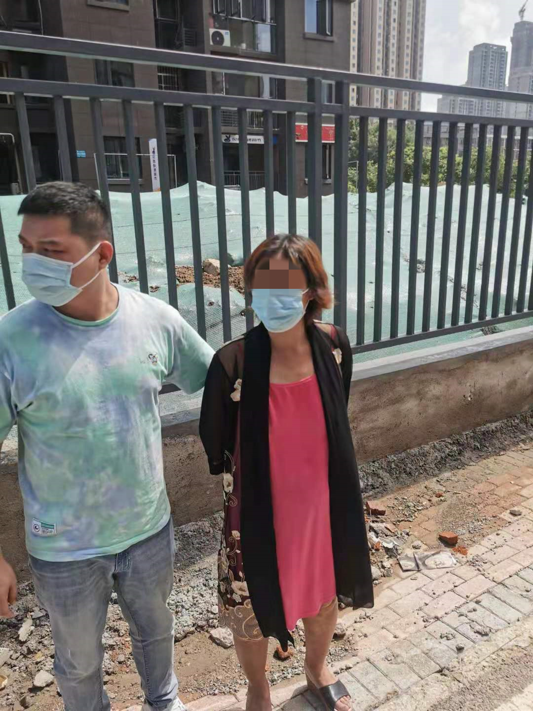 涉嫌多起盗窃案的女子被汉阳民警当街抓获 | 极目新闻