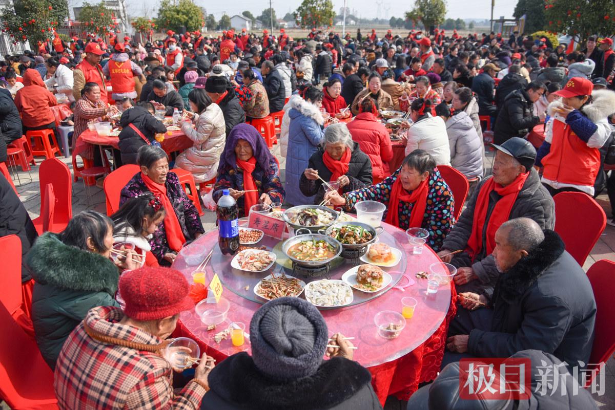 荆州区马山镇双垱村团年宴现场，村民在享用乡土美食。 （极目新闻记者 黄志刚 摄）.jpg