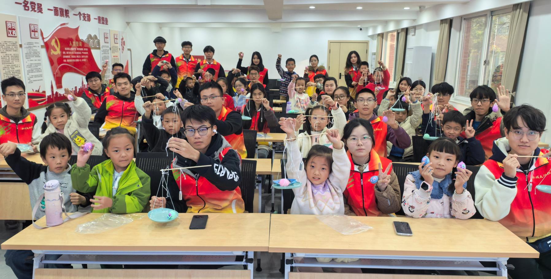 武昌区水域天际社区奇妙科普日活动：孩童巧手制秤乐无穷| 极目新闻