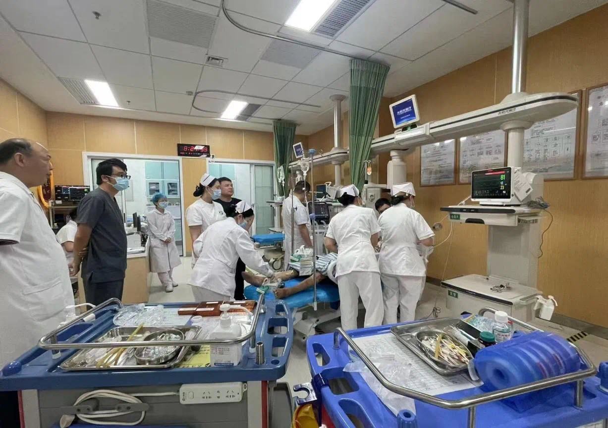听到呼救，他们冲进医院车库，1分钟内将患者转到抢救室 | 极目新闻