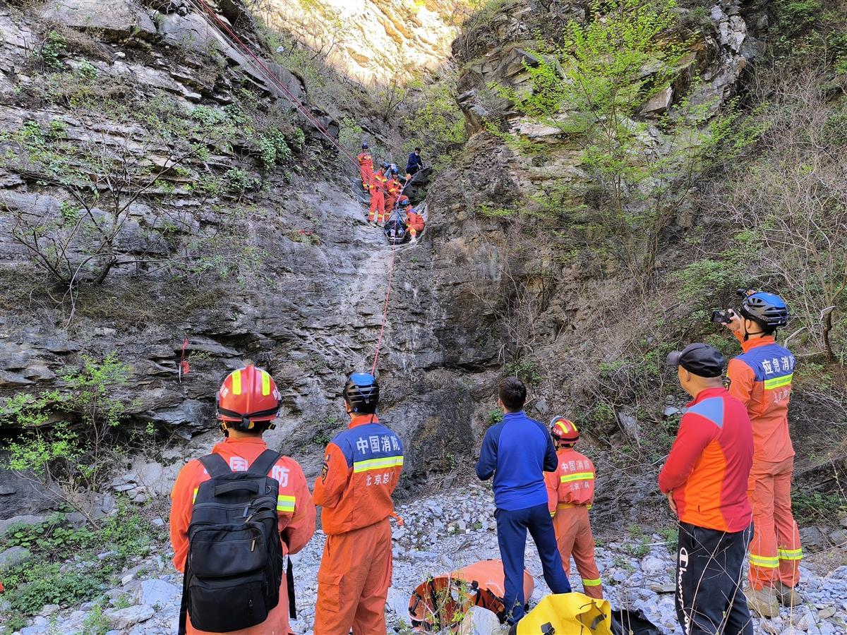 1、消防救援人员搭“横渡'救人 .jpg