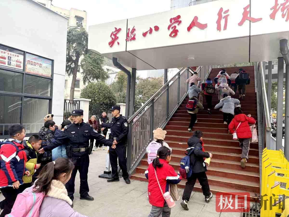 图1：民警在校门口值守.jpg