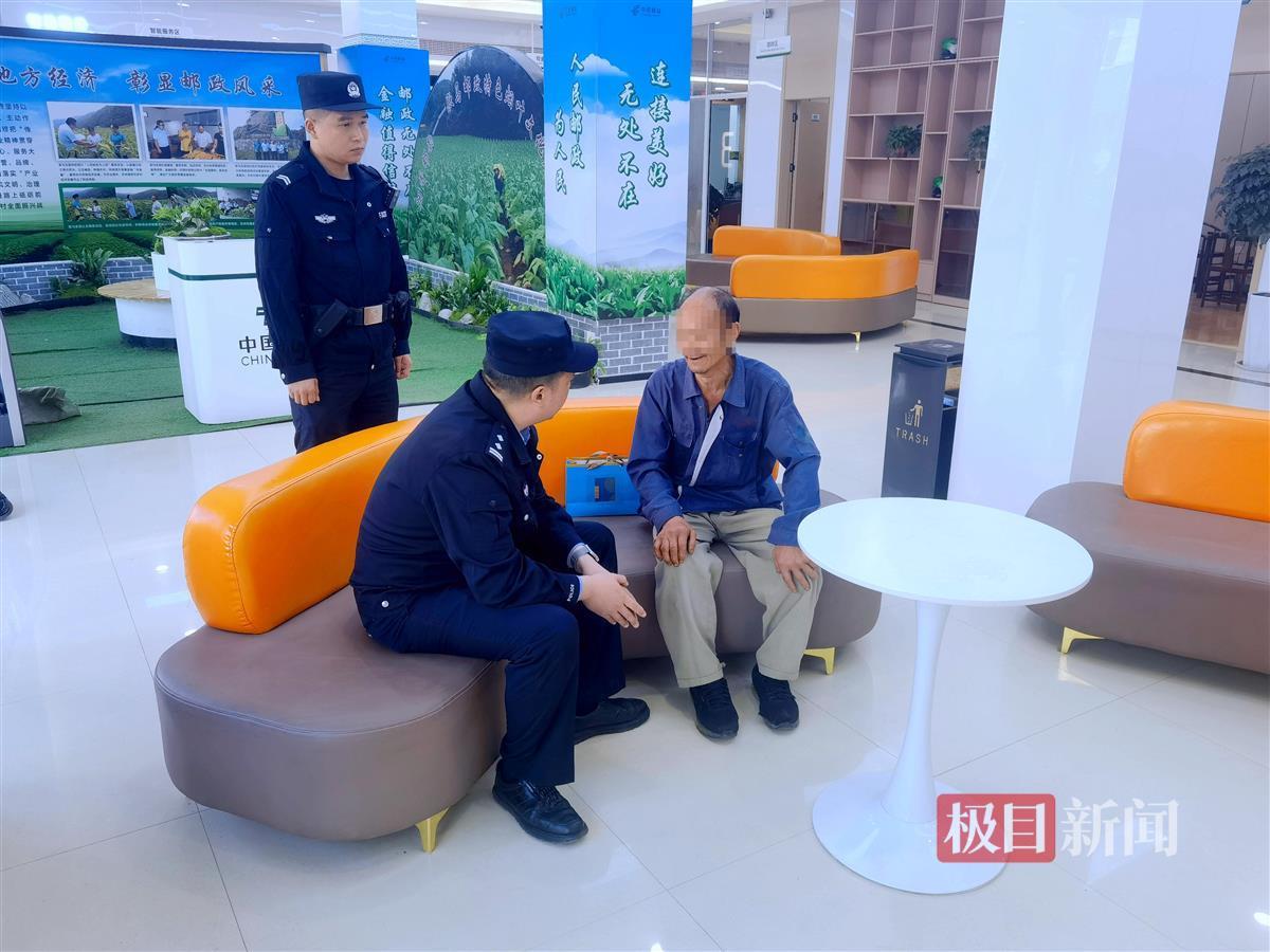 图4：民警向何大叔揭露骗术.jpg